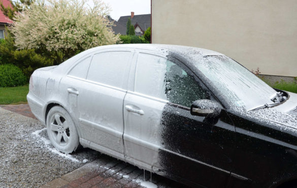 Mycie samochodu aktywną pianą