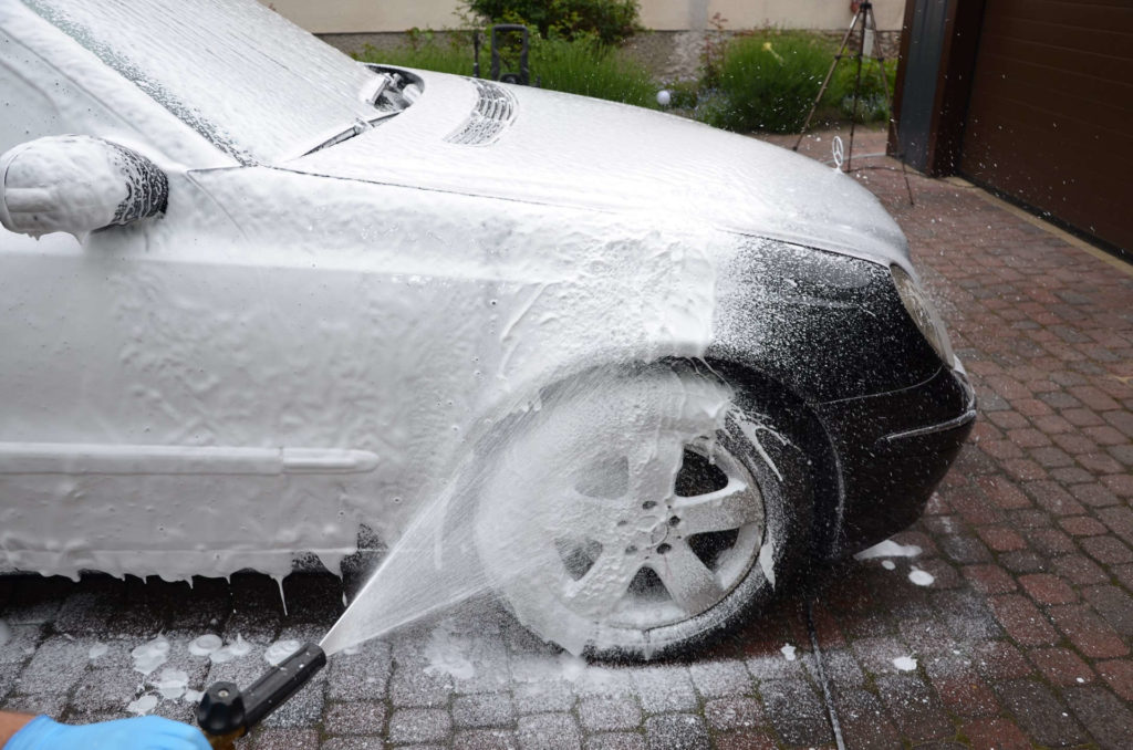 Samochód w trakcie mycia aktywną pianą