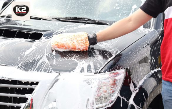 Mycie samochodu z nałożonym woskiem lub powłoką ceramiczną