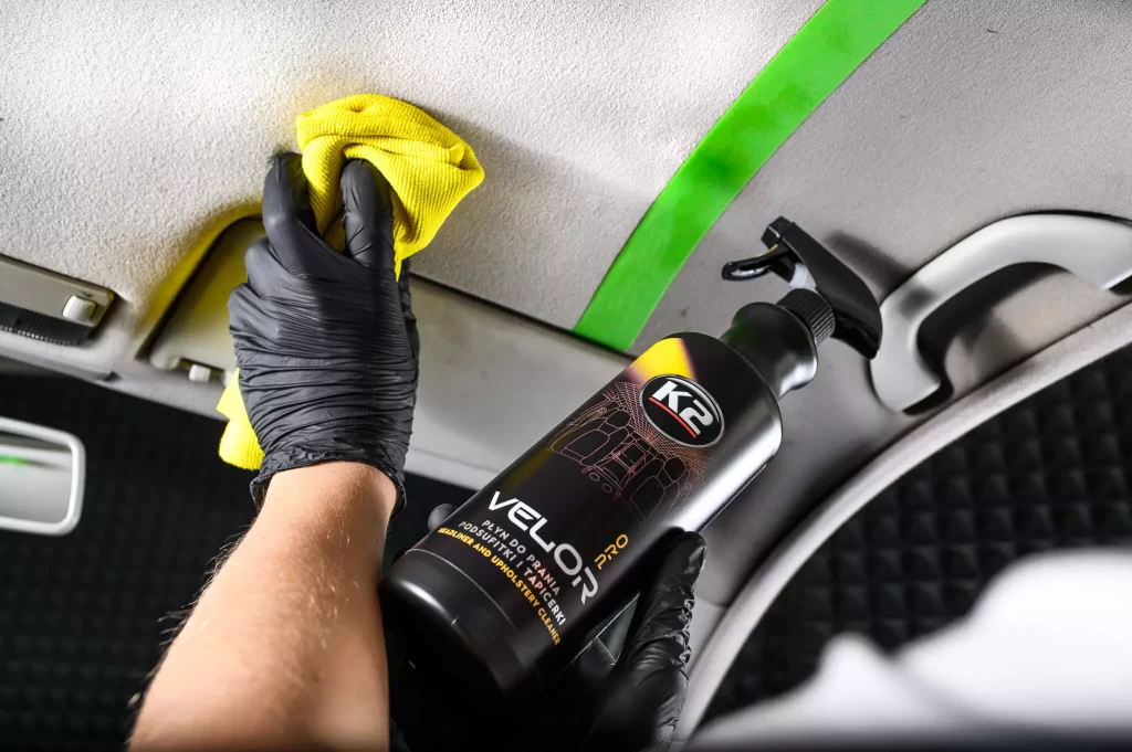 czyszczenie podsufitki w samochodzie
